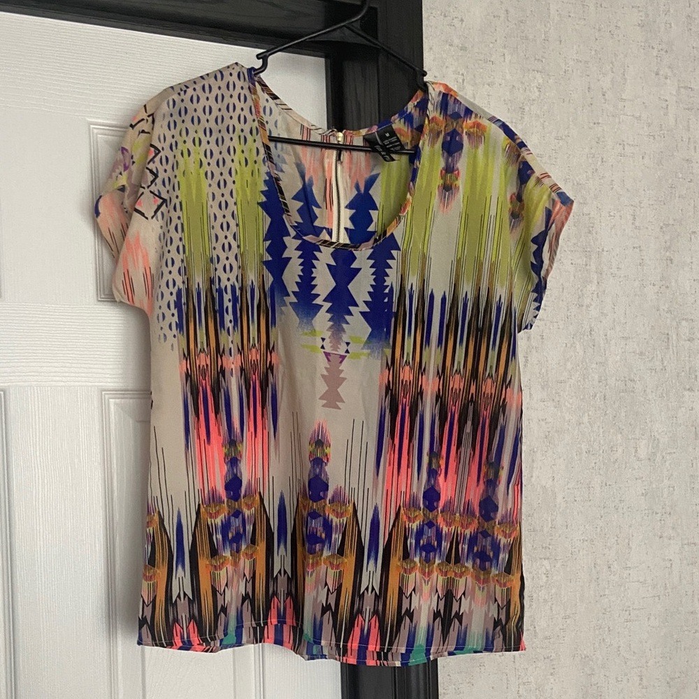 NWOT fun& flirt Colorful Patterned Women's Top in size medium
